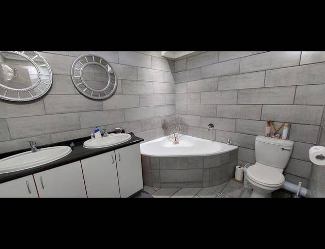 4 BEDROOM APARTMENT FOR SALE IN MARGATE BEACH